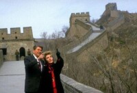 1984年4月里根總統和夫人在長城。