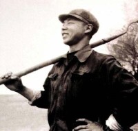 1962年5月，雷鋒在遼寧鐵嶺田間的留影