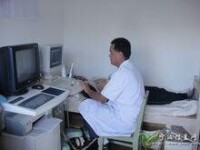 2011年德化衛生院醫生用B超機為患者檢查身體