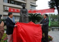 學校創始人王琬青女士銅像揭幕儀式（05年）