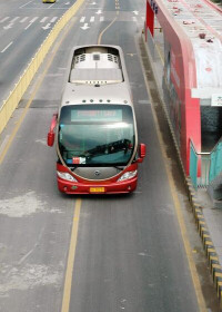 經緯大道上行駛的BRT公交與站台