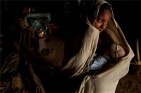衣索比亞一位年輕的媽媽正在給孩子哺乳。