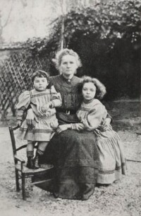 艾芙居里（左）和姐姐及居里夫人，1908年