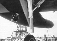B-52G 58-0253 的副油箱被高炮擊中安全返航