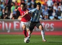 金南一代表韓國隊對陣阿根廷隊 與阿圭羅對抗