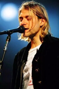 Kurt Cobain演唱照