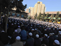 西寧穆斯林群眾在東關清真大寺做禮拜