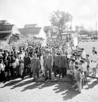 1950年與陳文友等官員一起視察農村的保大