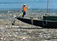 湖北秭歸三峽庫區現巨型垃圾漂浮帶
