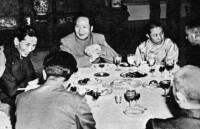 毛澤東宴請阿沛(左一)、十世班禪(右三)