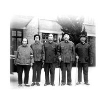 李干成（右二）與呂繼英（左一）1977年