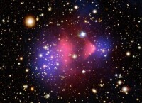 子彈星系團是兩個星系團碰撞的產物。其中普通物質——高溫氣體（粉色，X射線波段）——會碰撞、損失能量、運動速度變慢。星系團中的暗物質（藍色，引力透鏡觀測）間相互作用很弱，可以彼此穿過。