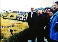 1992年，馬志民陪同鄧小平視察錦繡中華