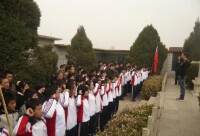 在辛庄烈士陵園宣誓入團的中小學生