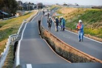 地震裂開的公路