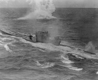 盟軍的反潛機投下深水炸彈攻擊潛艇