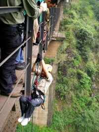 戶外愛好者通過上升器攀爬百米高橋
