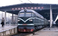 朝鮮鐵路的東風4B型柴油機車在平壤站