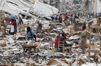 地震後房屋倒塌，海地民眾驚慌失措