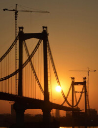 夕陽下的鸚鵡洲長江大橋
