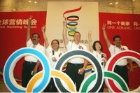 世界五大洲的5位來自不同國度的奧康海外員工托起奧運五環
