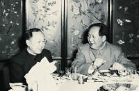 毛澤東（右一）與錢學森（左一）