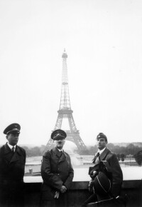 希特勒在埃菲爾鐵塔前留影