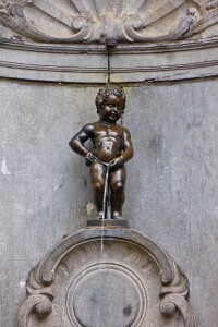 比利時布魯塞爾市中心的小於廉撒尿銅製圓雕