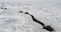 聖勞倫斯灣浮冰上的船隻