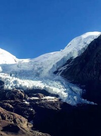 近觀雪山一號(左)、二號(右)圈谷