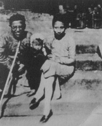 曹禺、鄭秀和萬黛1940年在江安的合影