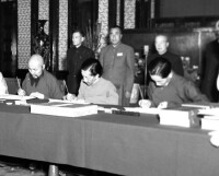 西藏地方政府代表在協議書上簽字