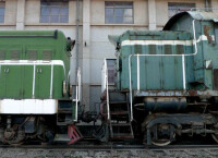 報廢的ND2型0190號機車（右）與0272號機車（左）