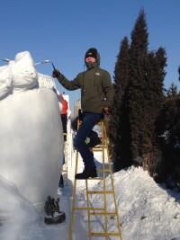 2015年參加國際雪雕大賽創作中