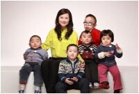 國際罕見病日(中國)宣傳大使、CCTV著名主持人張泉靈與孩子們在一起