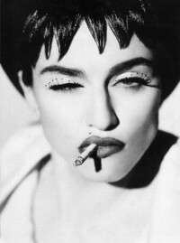 麥當娜抽煙的寫真照