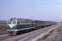 東方紅3型0192號機車牽引旅客列車在長春