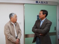 王正敏(左)與趙嘯天討論耳科學進展