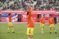 香港明星足球隊全體隊員向全場觀眾拋球