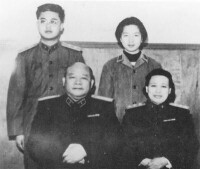 1960年，徐海東同夫人周東屏及子女們