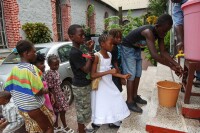賴比瑞亞兒童正在排隊等待洗手