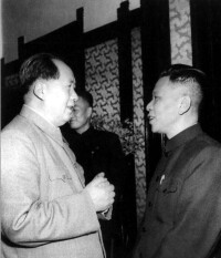 1956年1月，毛澤東和何賢交談