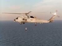 美國海軍直升機操作軍AQS-22吊放聲納