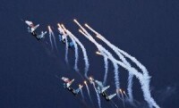 俄羅斯勇士飛行表演隊表演天女散花