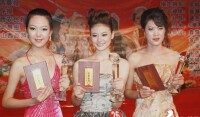 張渲婕(中)獲得2011世界旅遊小姐中國冠軍