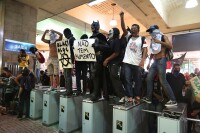 巴西民眾抗議公交車漲價