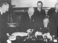 德方代表裡賓特洛甫在條約上簽字