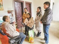 張瑩瑩來到貧困殘障人士家中調研