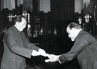 潘尼迦於1950年5月20日向毛主席呈遞國書