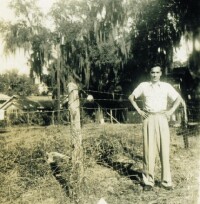 芮沐在美國佛羅里達州住所旁的小花園旁